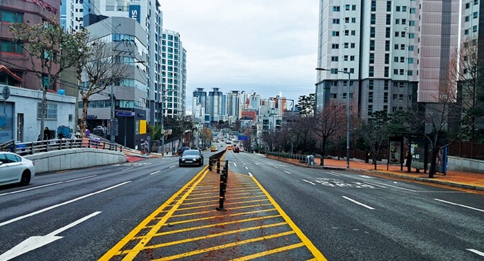 서울의 도로명 가운데 유일하게 현대사 인물로 이름 지어진 백범로.(지하철 2호선 신촌역~지하철 4, 6호선 삼각지역). 용마루고개에서 공덕동로터리와 신촌 방향으로 찍은 사진이다.