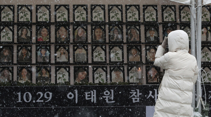 지난 15일 낮 서울 용산구 녹사평역 광장에 10·29 이태원참사 유가족협의회와 시민단체가 마련한 시민분향소를 찾은 시민들이 희생자를 추모하고 있다. 사진 신소영 기자