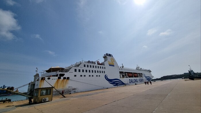 지난달 25일 오전 중국 산둥성 웨이하이시 룽옌항에 대룡해운이 운영하는 페리호 동방명주 8호가 정박하고 있다. 웨이하이/최현준 특파원