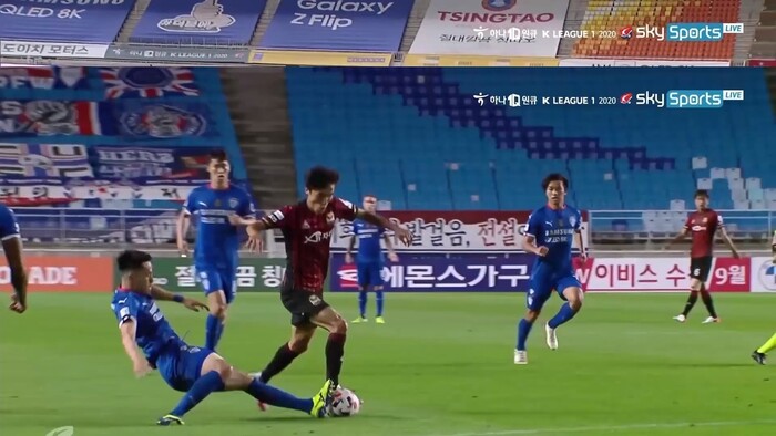 지난 4일 수원월드컵경기장에서 열린 K리그1 경기에서 수원의 양상민이 FC서울 김진야의 공을 태클로 막고 있다. 한국프로축구연맹 제공
