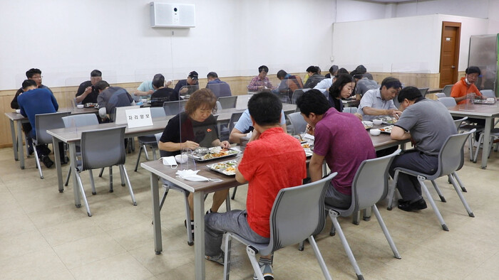 광주 광산구도 구내식당에 위생 차단막을 설치한 뒤 전체 좌석의 절반씩만 입장해 식사를 한다. 광산구 제공