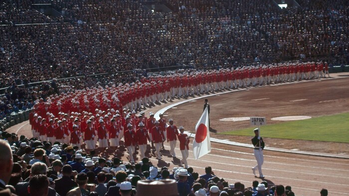 1964년 도쿄올림픽 개막식에서 입장하는 일본 선수단. 국제올림픽위원회(IOC) 누리집 갈무리