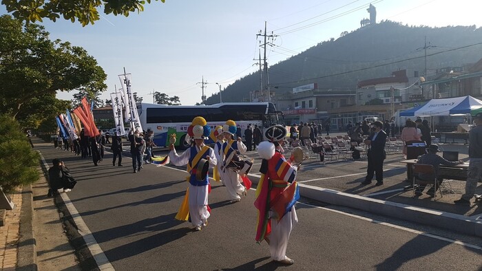 농산어촌 개벽 대행진 참여자들이 26일 전남 해남 땅끝마을에서 두달 동안의 여정을 시작했다.