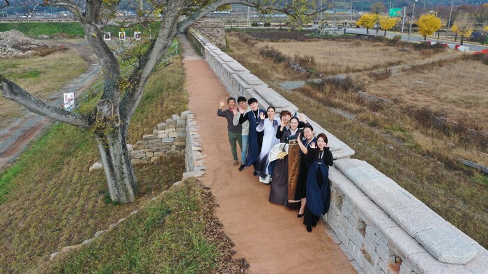 ‘석대들을 내달린 아름다운 꽃, 이소사’라는 작품을 만든 출연진과 제작진.