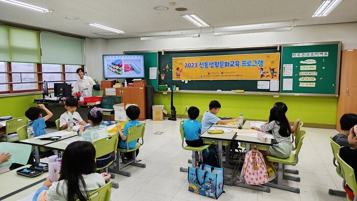 &nbsp; &nbsp; &nbsp; &nbsp; &nbsp; &nbsp; &nbsp; &nbsp; &nbsp; &nbsp; &nbsp; &nbsp;성신여대 문화산업예술대학원이 초등학교 저학년 대상으로 전통생활 문화교육 프로그램을 운영하는 모습.성신여대 제공