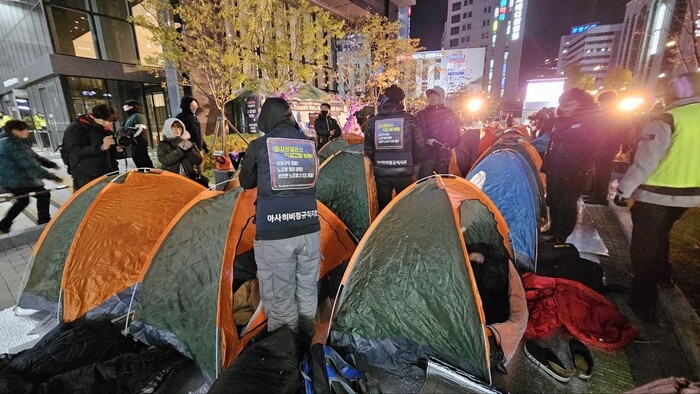 10일 저녁 9시 50분 이후부터 비정규직 노동단체 ‘비정규직 이제그만 공동투쟁’(공동투쟁)은 서울 종로구 디엘이앤씨(DL E&C) 본사 앞에서 ‘노숙집회’에 돌입했다. 김채운 기자