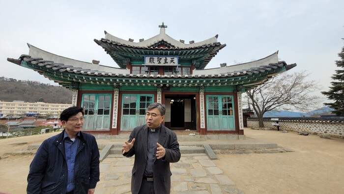 인천광역시 강화군 강화읍교회(대한성공회) 이경례신부가 한교총 신평식 사무총장을 보며, 건축양식을 설명하고 있다. 조현 종교전문기자