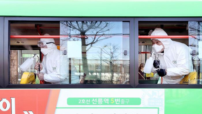 신종 코로나 확산에 대응해 30일 방역관계자들이 서울 성동구 마을버스 내부를 방역하고 있다. 공동사진취재단
