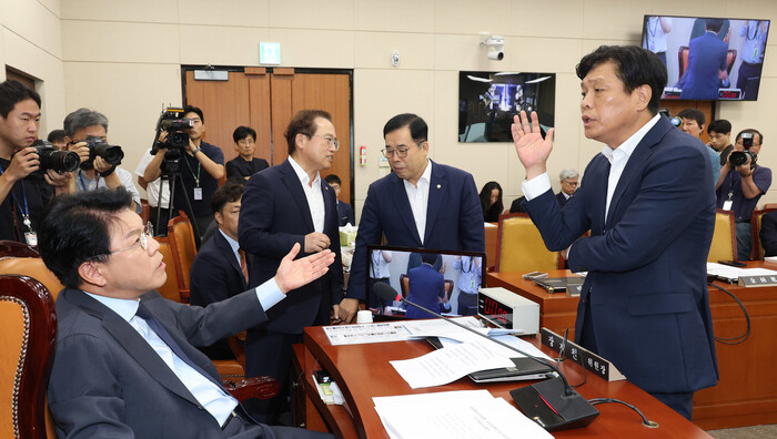 10일 오전 국회 과학기술정보방송통신위원회 전체회의에서 이동관 방송통신위원장 후보자 인사청문회 실시계획서 채택을 놓고 조승래 더불어민주당 간사가 장제원 위원장의 회의 진행에 항의하고 있다. 연합뉴스