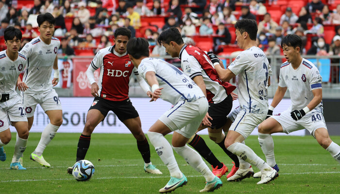 26일 부산 아시아드주경기장에서 열린 K리그2 경기에서 부산 아이파크와 충북 청주FC 선수들이 뒤엉켜 치열하게 공을 다투고 있다. 연합뉴스