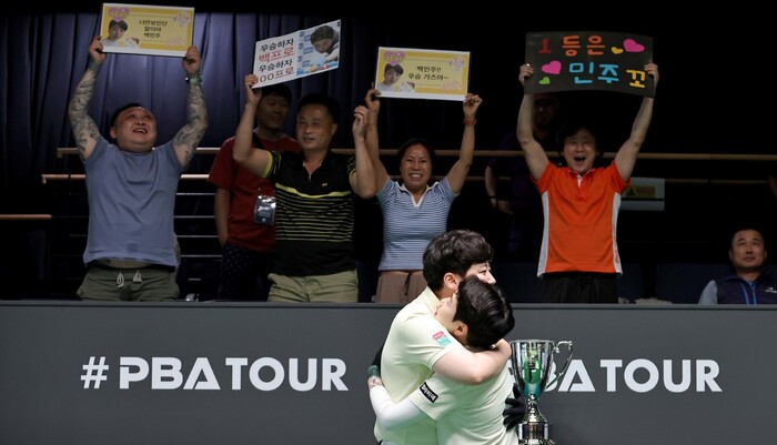 백민주가 절친 김세연과 포옹하고 있다. PBA 제공