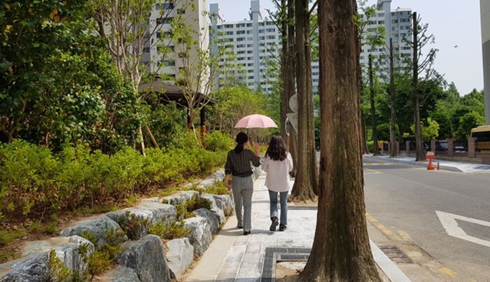 광주시 서구 금호동 도시공사 1단지 아파트에 담장을 허물고 보도를 넓혀 주민들이 오가기가 편해졌다. 서구청 제공
