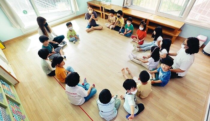 야호어린이집의 하루를 시작하는 ‘아침 열기’ 시간. 아이들이 오늘은 무슨 놀이를 할지 결정하는 시간이기도 하다. 정용일 선임기자 yongil@hani.co.kr 야호어린이집의 하루를 시작하는 ‘아침 열기’ 시간. 아이들이 오늘은 무슨 놀이를 할지 결정하는 시간이기도 하다. 정용일 선임기자 yongil@hani.co.kr