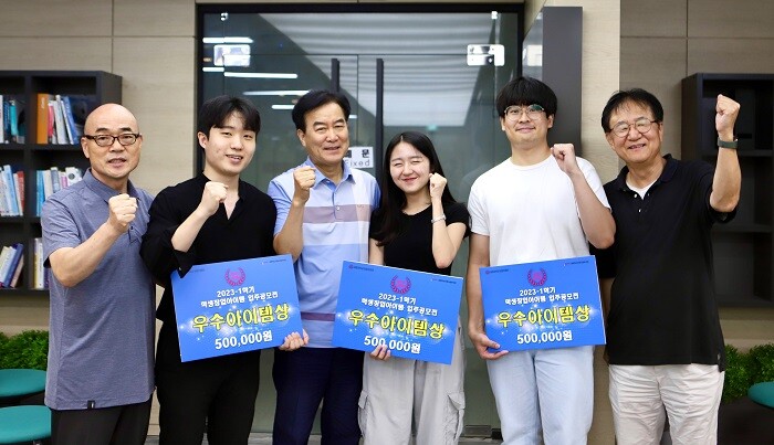 &nbsp; &nbsp; &nbsp; &nbsp; &nbsp; &nbsp; &nbsp; &nbsp; &nbsp; &nbsp; &nbsp; &nbsp; &nbsp; &nbsp; &nbsp; &nbsp; ▲세종대 창업지원단이 주최한 ‘2023-1학기 학생창업아이템 입주공모전’ 수상자들과 심사위원들이 기념 촬영을 하고 있다.세종대 제공