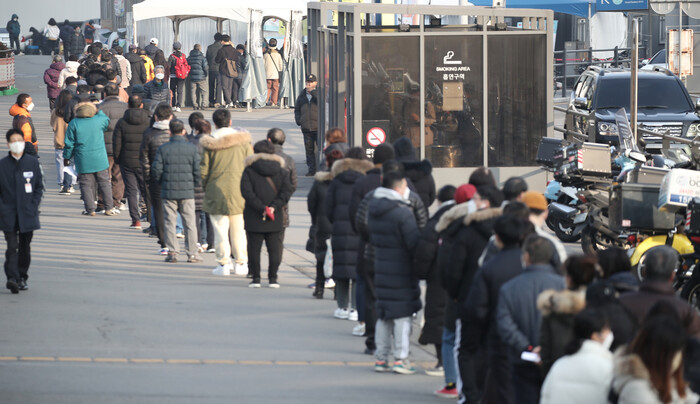 코로나19 신규 확진자 6689명, 위중증 환자 894명을 기록한 12일 서울역 광장 임시선별검사소를 찾은 시민들이 순서를 기다리고 있다. 연합뉴스