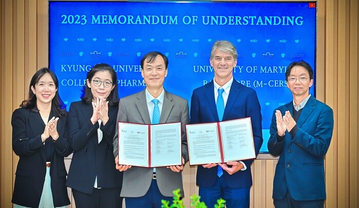 &nbsp; &nbsp; &nbsp; &nbsp; &nbsp; &nbsp; &nbsp; &nbsp; &nbsp; &nbsp; &nbsp; &nbsp; &nbsp; &nbsp; &nbsp; &nbsp; &nbsp; &nbsp; &nbsp; &nbsp; &nbsp; &nbsp; &nbsp; &nbsp; &nbsp; &nbsp; &nbsp; &nbsp; &nbsp; &nbsp; &nbsp; &nbsp; &nbsp; &nbsp;경희대학교 약학대학 규제과학과와 메릴랜드대학교 규제과학혁신센터가 10월 25일(수) 경희대 약학대학 101호에서 업무협약을 체결했다. 사진 좌측부터 경희대 대학원 규제과학과 서혜선 교수와 정은경 학과장, 약학대학 임동순 학장, 메릴랜드대 규제과학혁신센터 폴 샤피로 부학장, 대학원 규제과학과 김종호 교수.경희대 제공