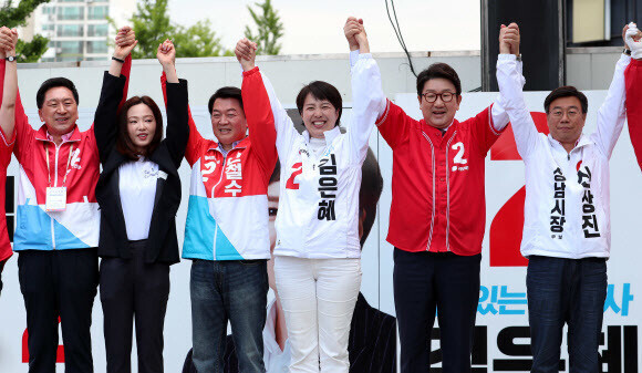 권성동 국민의힘 원내대표가 31일 경기 성남시 분당구 야탑역 앞에서 열린 중앙선대위 경기도 총집결 필승 유세에서 후보들과 인사하고 있다. 왼쪽부터 김기현 공동선거대책위원장, 차유람 문화체육특보, 안철수 성남분당갑 국회의원 후보, 김은혜 경기도지사 후보, 권 원내대표, 신상진 성남시장 후보. 공동취재사진