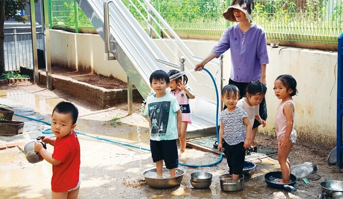 4살 방인 ‘밝은방’ 아이들이 마당에서 물놀이하고 있다. 곧이어 ‘나무방’ 언니, 오빠 중 몇 명이 합류해서 물놀이 규모가 커진다. 정용일 선임기자 yongil@hani.co.kr 4살 방인 ‘밝은방’ 아이들이 마당에서 물놀이하고 있다. 곧이어 ‘나무방’ 언니, 오빠 중 몇 명이 합류해서 물놀이 규모가 커진다. 정용일 선임기자 yongil@hani.co.kr