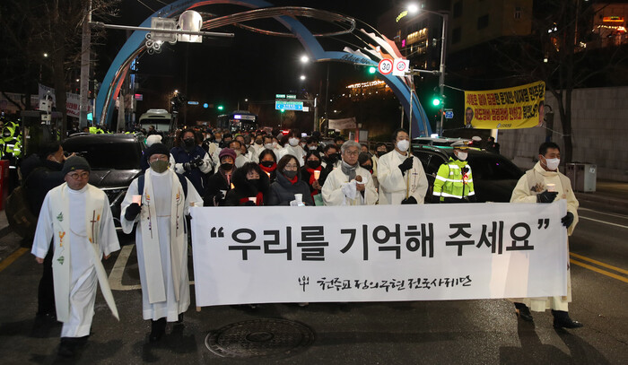 25일 저녁 천주교정의구현사제단 주최로 서울 용산구 지하철 녹사평역 앞에 마련된 시민분향소에서 성탄절을 맞아 이태원 참사 희생자를 기억하고 유가족을 위로하는 미사가 열렸다. 미사를 마친 참가자들이 이태원 참사 현장으로 행진을 하고 있다. 사진 신소영 기자