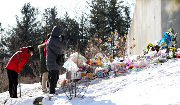 8일 경기도 양평군 하이패밀리 안데르센 공원묘원에서 시민들이 양부모의 학대로 생후 16개월 만에 숨진 정인양을 추모하고 있다. 연합뉴스