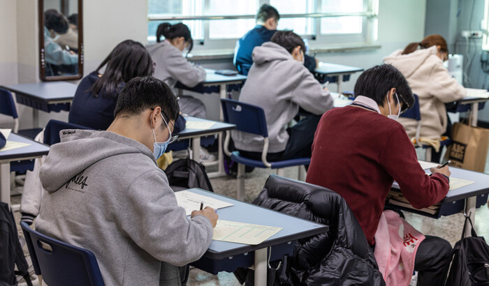 고교 3학년 수험생들이 12일 서울 압구정고등학교에서 서울시교육청이 주관한 전국연합 학력평가 시험을 치르고 있다. 연합뉴스