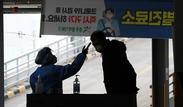 광주에서 지난 22일 하루 동안 36명의 코로나19 확진자가 쏟아진 가운데, 23일 오전 광주 북구선별진료소에서 의료진이 방문객의 체온을 측정하고 있다. 연합뉴스 광주에서 지난 22일 하루 동안 36명의 코로나19 확진자가 쏟아진 가운데, 23일 오전 광주 북구선별진료소에서 의료진이 방문객의 체온을 측정하고 있다. 연합뉴스