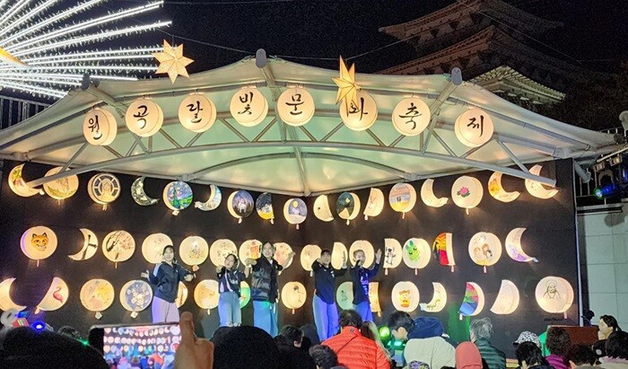 &nbsp; &nbsp; &nbsp; &nbsp; &nbsp; &nbsp; &nbsp; &nbsp; &nbsp; &nbsp; &nbsp; &nbsp; &nbsp; &nbsp; &nbsp; &nbsp; &nbsp; &nbsp;지난 21일 열린 성북구 월곡동의 대표적 가을 행사 ‘월곡달빛문화축제’에 주관기관으로 참여하여 지역민 중심 마을문화예술 축제를 성공적으로 개최했다.동덕여대 제공