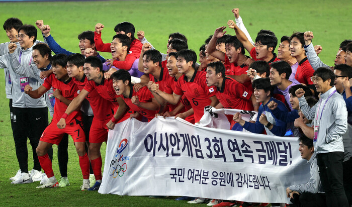 7일 2022 항저우 아시안게임 남자축구 결승전에서 우승한 선수들이 기뻐하고 있다. 항저우/윤운식 선임기자 yws@hani.co.kr