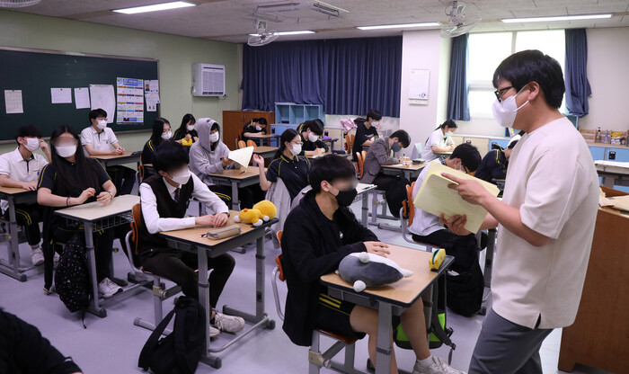 2022학년도 수능 6월 모의평가가 치러진 3일 오전 서울의 한 고등학교 3학년 교실에서 교사가 학생들에게 답안지를 나누어주고 있다. 공동취재사진