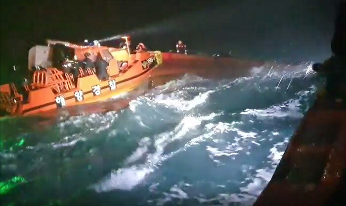 지난해 12월29일 밤 제주항 북서쪽 약 2.6㎞ 해상에서 32명민호(39t)가 전복돼 해경이 구조작업을 하고 있다. 연합뉴스