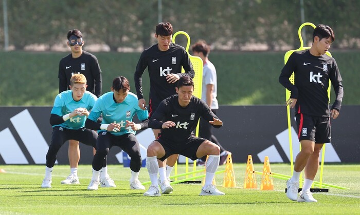 한국 축구대표팀의 손흥민(맨 왼쪽)과 이강인(맨 오른쪽) 등이 17일 카타르 도하의 알에글라 훈련장에서 구슬땀을 흘리고 있다. 도하/김혜윤 기자 unique@hani.co.kr