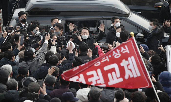 윤석열 국민의힘 대선 후보가 설 명절인 1일 인천시 강화군 강화풍물시장을 방문해 지지자들에게 인사하고 있다. 국민의힘 선대위 제공