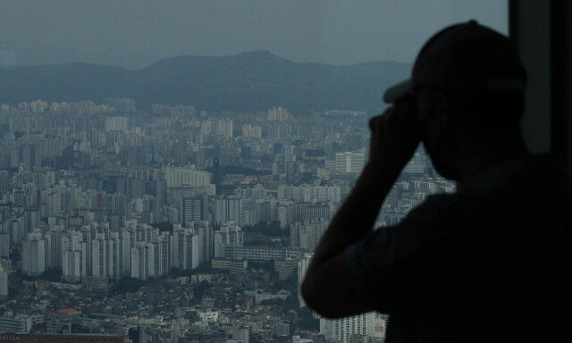 한 시민이 서울 시내 아파트 전경을 바라보고 있는 모습. 한겨레 사진 자료