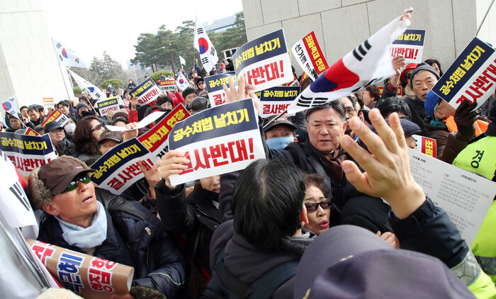 자유한국당이 16일 오전 국회의사당 계단 앞에서 주최한 ‘공수처법·선거법 날치기 저지 규탄대회’에 참가한 보수단체 회원들이 의사당 안으로 들어가려다 이를 막는 경찰과 충돌하고 있다. 김경호 선임기자 jijae@hani.co.kr