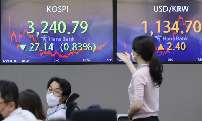 코스피가 전 거래일보다 27.14(0.83%) 내린 3240.79에 마감한 21일 오후 서울 중구 하나은행 딜링룸에서 딜러들이 대화하고 있다. 연합뉴스