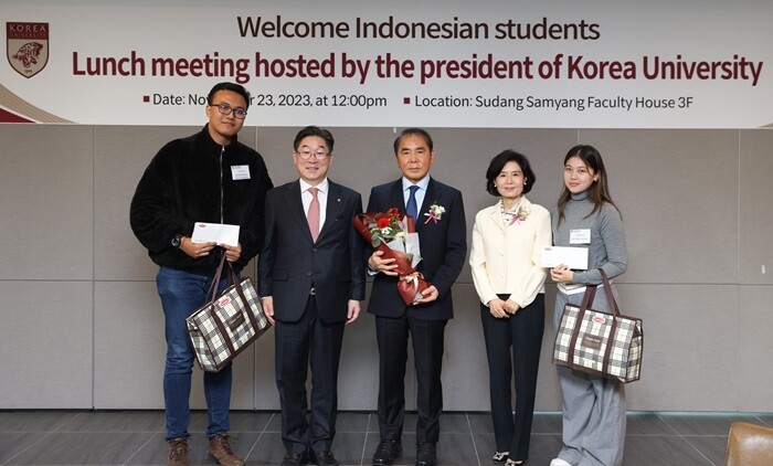 &nbsp; &nbsp; &nbsp; &nbsp; &nbsp; &nbsp; &nbsp; &nbsp; &nbsp; &nbsp; &nbsp; &nbsp; &nbsp; &nbsp; &nbsp; &nbsp; &nbsp; &nbsp; &nbsp; &nbsp; &nbsp; &nbsp; &nbsp; &nbsp; &nbsp;인도네시아 학생 대표들과 서영률 회장 부부, 김동원 고려대 총장이 기념사진을 찍고 있다.고려대 제공