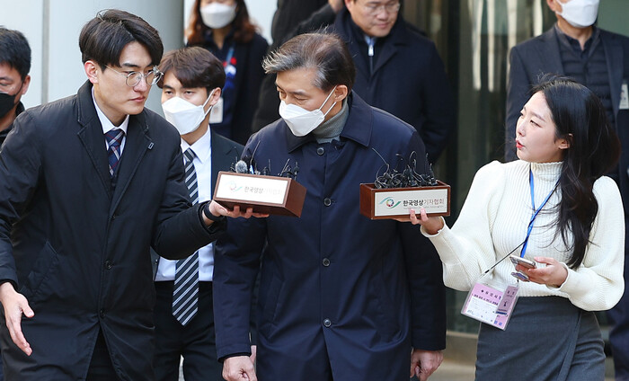 자녀 입시비리와 감찰 무마 혐의로 기소된 조국 전 법무부 장관이 3일 오후 서울 서초구 서울중앙지법에서 열린 1심 선고공판에서 징역 2년을 선고받은 뒤 법원을 떠나고 있다. 연합뉴스