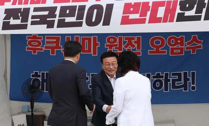 ‘후쿠시마 오염수 방류 반대’ 단식 농성을 시작한 윤재갑 더불어민주당 의원이 20일 오전 서울 여의도 국회 본관 앞에서 의원들의 격려를 받고 있다. 연합뉴스