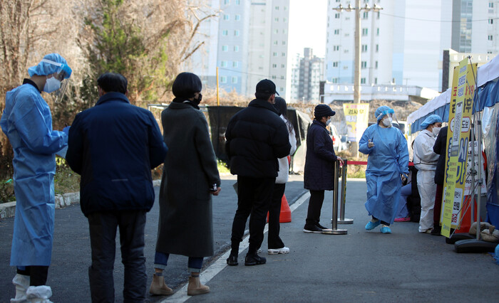 22일 오후 광주시 남구 선별진료소 앞에 진단검사를 받으려는 시민들이 줄을 서 있다. 오미크론 변이에 감염된 것으로 확인된 함평 확진자와 광주 확진자가 지난 11일 동일 시간대 남구 한 호프집을 이용한 것으로 조사돼 접점이 확인됐다. 연합뉴스