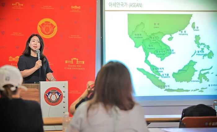 &nbsp; &nbsp; &nbsp; &nbsp; &nbsp; &nbsp; &nbsp; &nbsp; &nbsp; &nbsp; &nbsp; &nbsp; &nbsp; &nbsp; &nbsp; &nbsp; &nbsp; &nbsp; &nbsp; &nbsp; &nbsp; &nbsp; &nbsp; &nbsp; ▲싱가포르 국립대학교 지서원 교수가 지난 1일 아카피스관에서 동남아시아의 한국어 교육 현황을 주제로 특강을 진행하고 있다.경희사이버대 제공