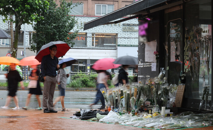 23일 오전 서울 관악구 ‘신림동 흉기 난동’ 사건 현장을 찾은 시민들이 희생자를 추모하고 있다. 조아무개씨가 지난 21일 행인을 상대로 무차별적으로 흉기를 휘둘러 1명이 숨졌고 3명이 부상을 입었다. 백소아 기자 thanks@hani.co.kr