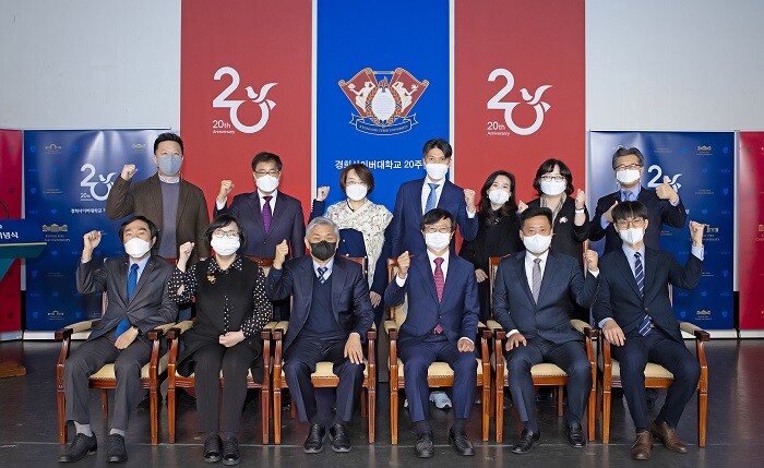 ▲지난 10일 경희대 서울캠퍼스 본관 대회의실 및 경희네오르네상스관 네오누리 극장에서 열린 개교 20주년 기념식에서 경희사이버대 총장 변창구(첫째줄 오른쪽 세 번째), 부총장 엄규숙(둘째줄 왼쪽 세 번째) 등 관계자들이 기념촬영을 하고 있다. 경희사이버대 제공 ▲지난 10일 경희대 서울캠퍼스 본관 대회의실 및 경희네오르네상스관 네오누리 극장에서 열린 개교 20주년 기념식에서 경희사이버대 총장 변창구(첫째줄 오른쪽 세 번째), 부총장 엄규숙(둘째줄 왼쪽 세 번째) 등 관계자들이 기념촬영을 하고 있다. 경희사이버대 제공
