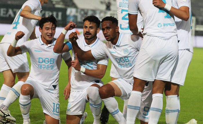 7일 경기도 성남시 탄천종합운동장에서 열린 프로축구 성남FC와 대구FC의 경기에서 득점한 대구의 에드가(오른쪽)가 동료 선수들과 무릎을 꿇는 세리머니를 하고 있다. 성남/연합뉴스