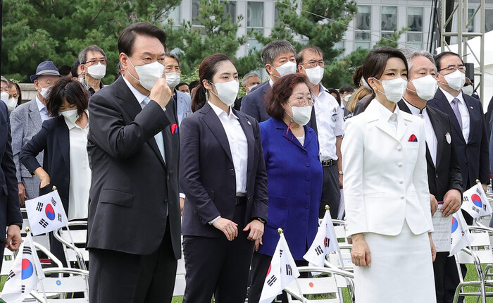 윤석열 대통령과 부인 김건희 여사(사진 오른쪽)가 15일 서울 용산 대통령실 청사 잔디마당에서 열린 제77주년 광복절 경축식에 참석해 단상을 바라보고 있다. 대통령실사진기자단