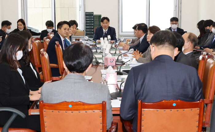 15일 국회 환경노동위원회가 고용노동법안 심사소위원회 회의를 열고 ‘노란봉투법’(노조법 2·3조 개정안)을 심사하고 있다. 연합뉴스