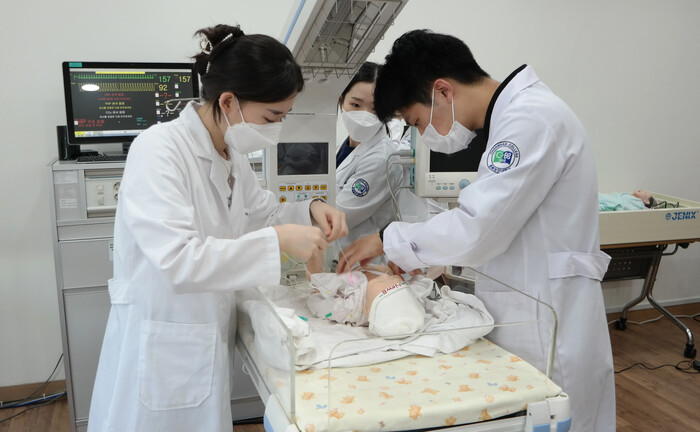 간호학과 학생들이 신생아 위관영양 삽입 실습을 하고 있다. 춘해보건대 제공