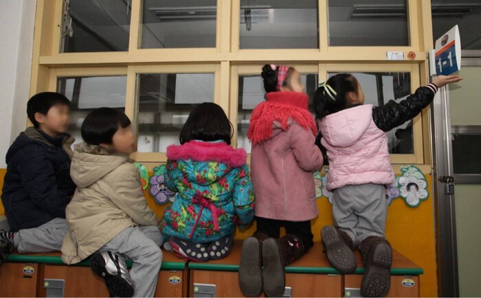 ‘학교 홈페이지’ 대신 ‘학교 누리집’, ‘학년 급식은 시차제로 운영’의 경우 ‘학년 급식은 시간에 차이를 두고 운영’이라고 풀어 쓰면 되겠다. 사진은 서울의 한 초등학교에서 신입생들이 ‘예비 교육(오리엔테이션)’을 마친 뒤 교실 안을 들여다보고 있는 모습. &lt;한겨레&gt; 자료사진