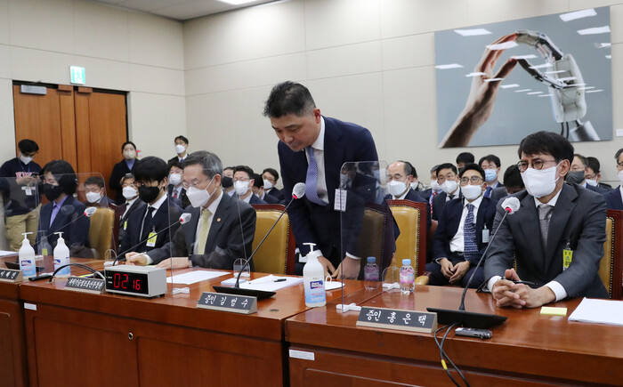 김범수 카카오 창업자 겸 미래이니셔티브센터장이 24일 서울 여의도 국회 과방위 종합국정감사에 증인으로 출석해 카카오 서비스 먹통 사태에 대해 사과하고 있다. 공동취재사진