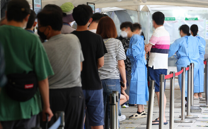 8일 오전 서울 마포구보건소 선별진료소를 찾은 시민들이 검사를 기다리고 있다. 연합뉴스