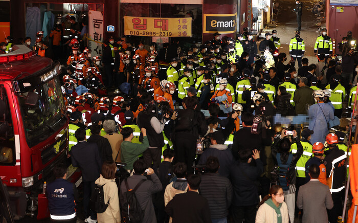 지난해 10월 29일 발생한 서울 용산구 이태원 핼러윈 인명사고 현장에서 구급대원과 경찰이 구조활동을 벌이고 있다. 연합뉴스